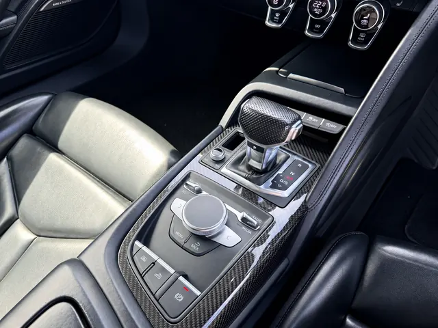 Carbon-fibre centre console with the gear selector and MMI controls