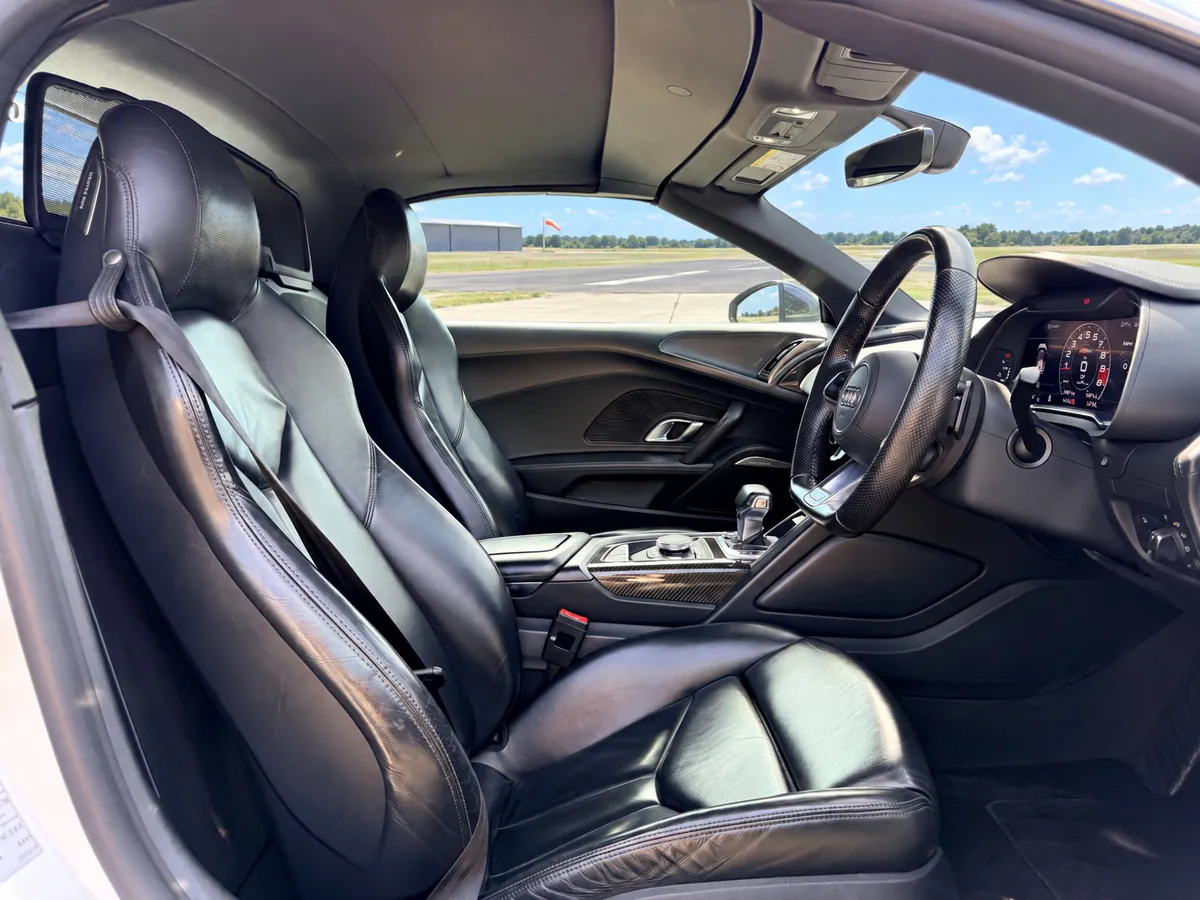 Black leather seats of the Audi R8 Spyder weekend hire car